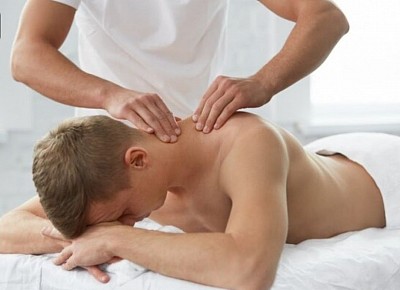 Los  masajes consisten en la realización de maniobras superficiales a profundas  dónde la intencidad de presión va suave lenta a intensa relativamente que al recibir un contacto constante y repetitivo baja la sensación de molestias musculares y los músculos se relajan beneficamente